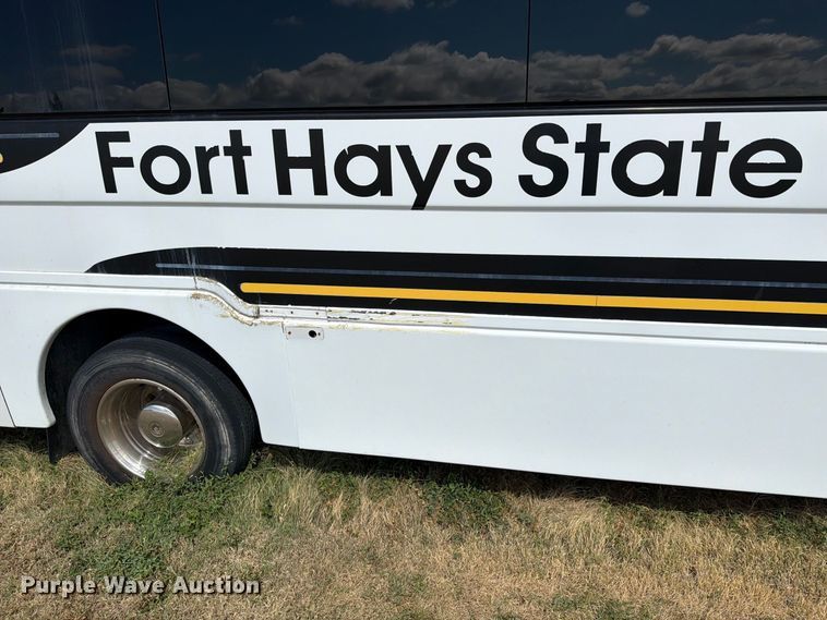 image for item EI7682 2009 Chevrolet C5500 shuttle bus