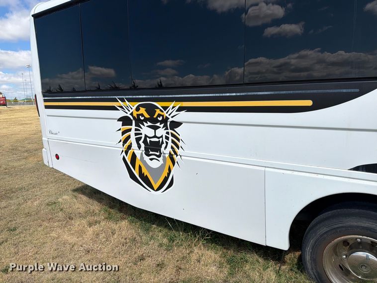 image for item EI7682 2009 Chevrolet C5500 shuttle bus