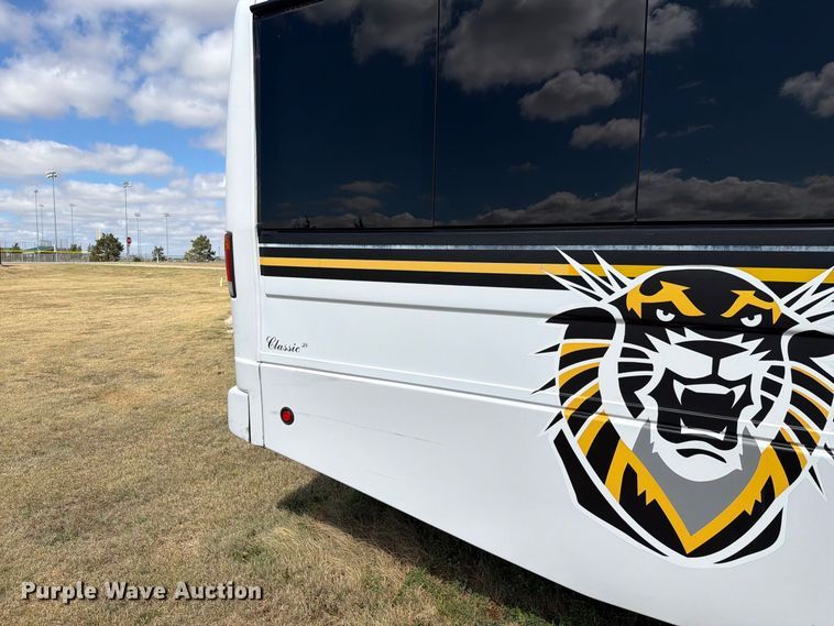 image for item EI7682 2009 Chevrolet C5500 shuttle bus