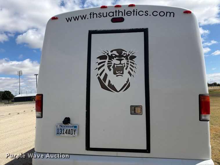 image for item EI7682 2009 Chevrolet C5500 shuttle bus