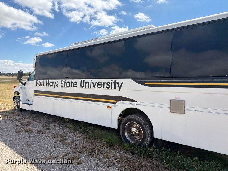 image for item EI7682 2009 Chevrolet C5500 shuttle bus