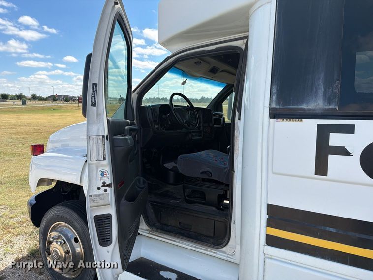 image for item EI7682 2009 Chevrolet C5500 shuttle bus
