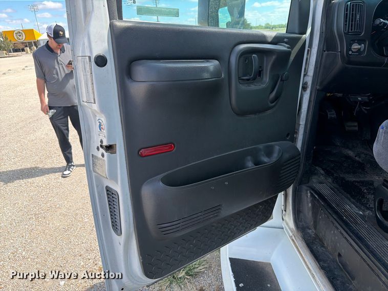 image for item EI7682 2009 Chevrolet C5500 shuttle bus