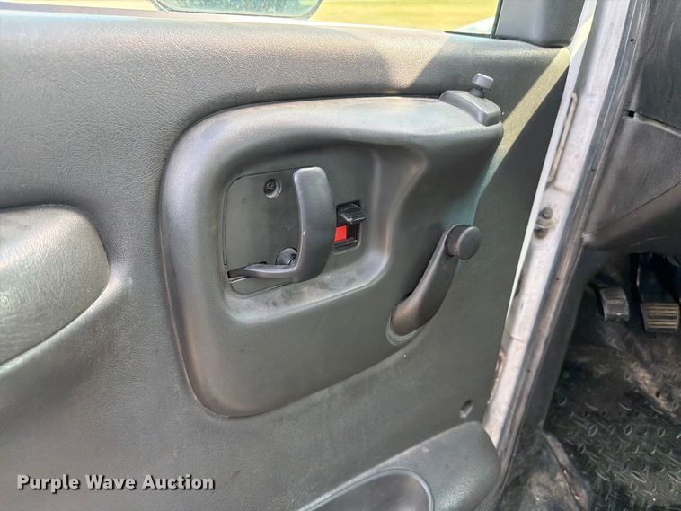 image for item EI7682 2009 Chevrolet C5500 shuttle bus