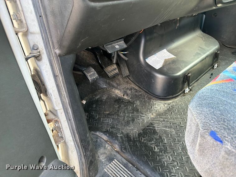 image for item EI7682 2009 Chevrolet C5500 shuttle bus