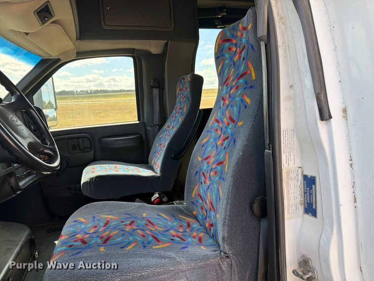 image for item EI7682 2009 Chevrolet C5500 shuttle bus