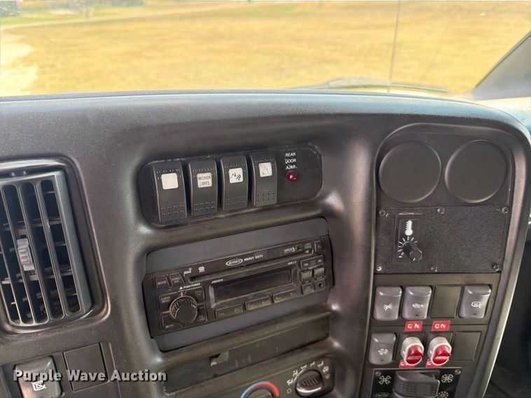 image for item EI7682 2009 Chevrolet C5500 shuttle bus