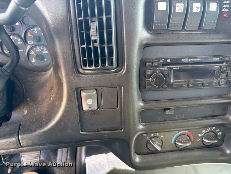 image for item EI7682 2009 Chevrolet C5500 shuttle bus