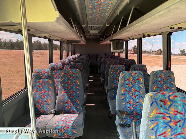 image for item EI7682 2009 Chevrolet C5500 shuttle bus
