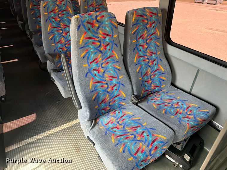 image for item EI7682 2009 Chevrolet C5500 shuttle bus