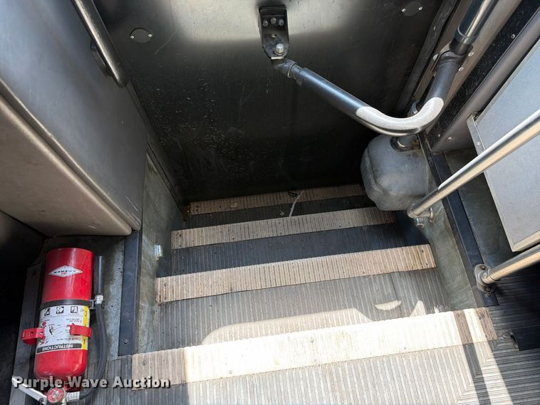 image for item EI7682 2009 Chevrolet C5500 shuttle bus