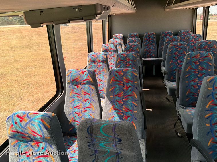 image for item EI7682 2009 Chevrolet C5500 shuttle bus