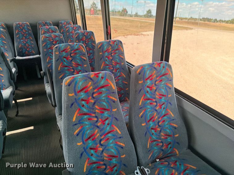 image for item EI7682 2009 Chevrolet C5500 shuttle bus