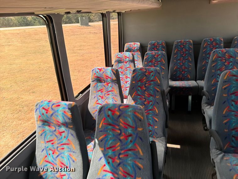 image for item EI7682 2009 Chevrolet C5500 shuttle bus
