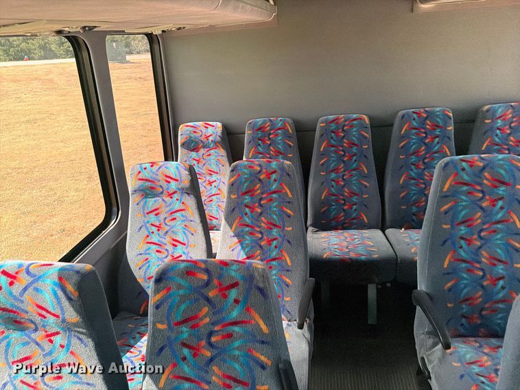 image for item EI7682 2009 Chevrolet C5500 shuttle bus