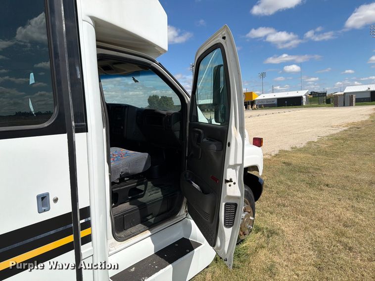 image for item EI7682 2009 Chevrolet C5500 shuttle bus