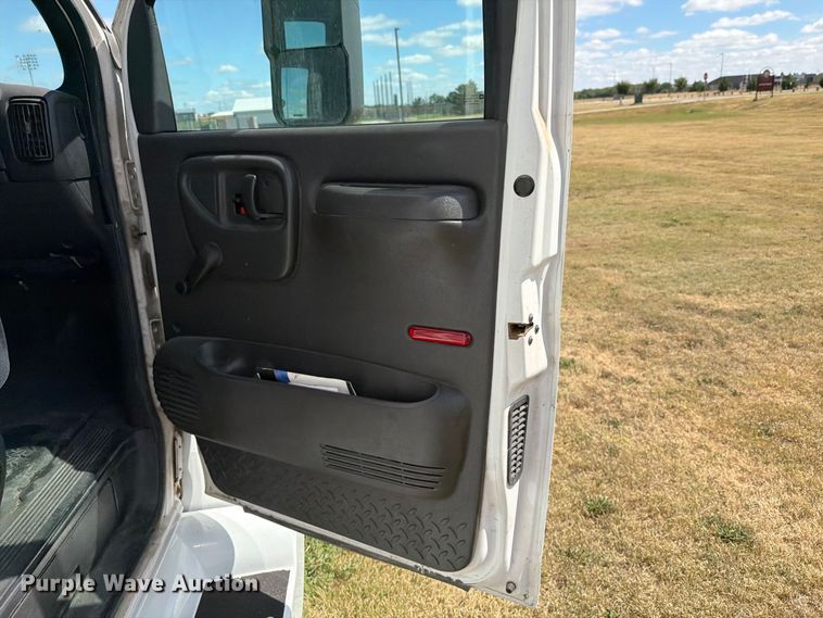 image for item EI7682 2009 Chevrolet C5500 shuttle bus