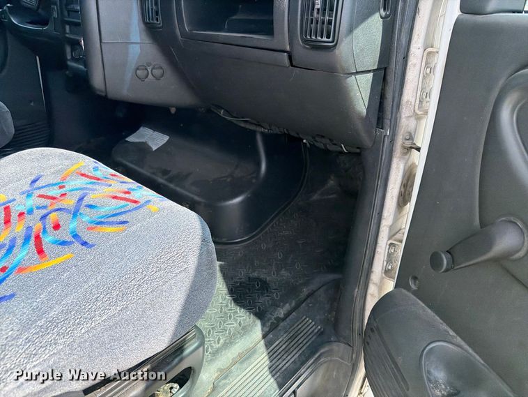 image for item EI7682 2009 Chevrolet C5500 shuttle bus