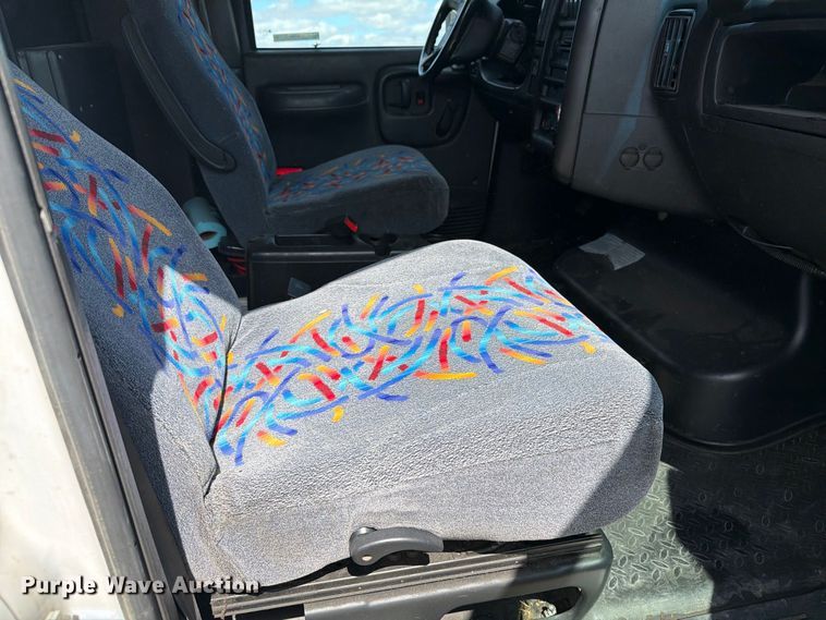 image for item EI7682 2009 Chevrolet C5500 shuttle bus