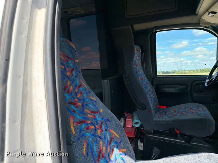 image for item EI7682 2009 Chevrolet C5500 shuttle bus