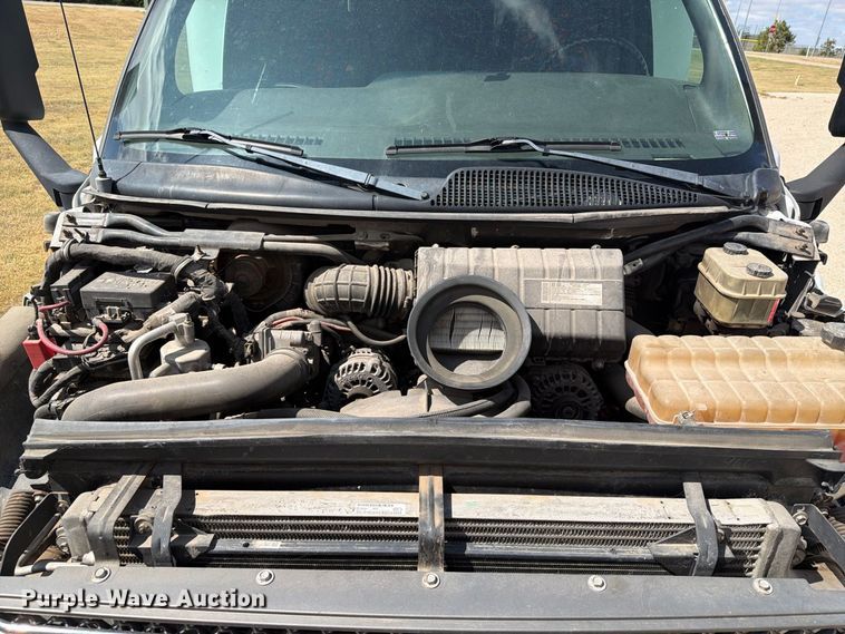 image for item EI7682 2009 Chevrolet C5500 shuttle bus