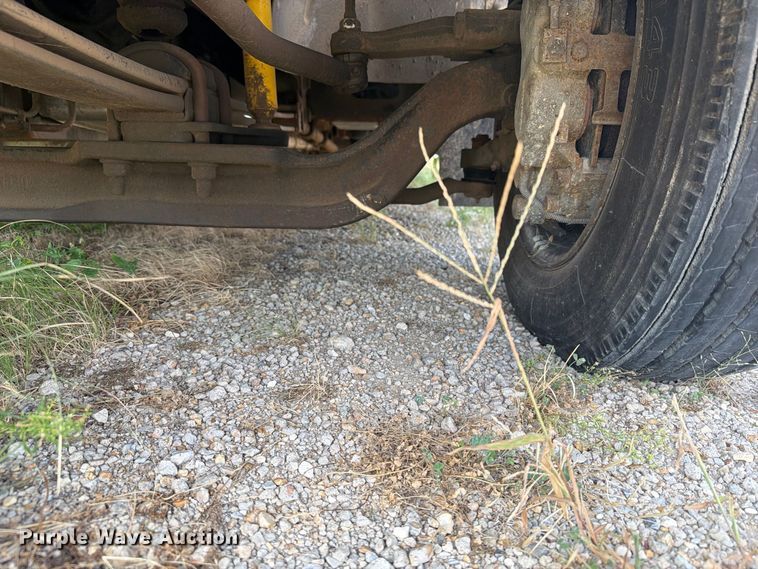 image for item EI7682 2009 Chevrolet C5500 shuttle bus