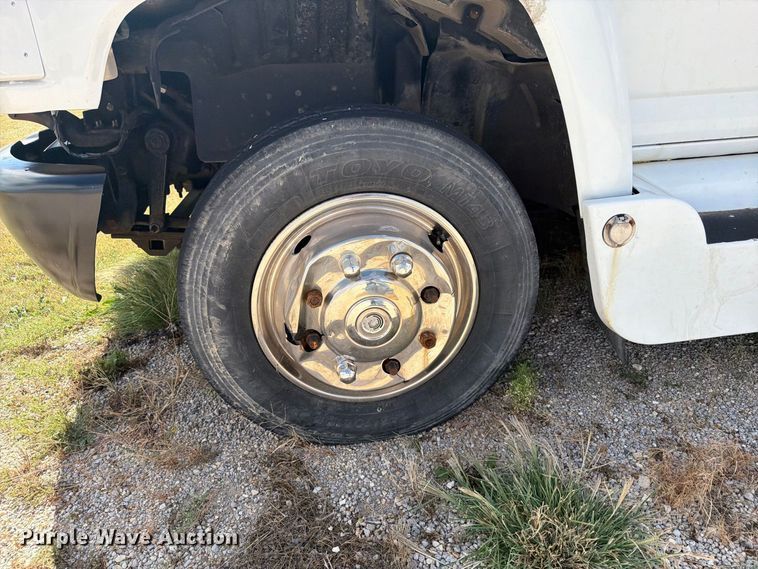image for item EI7682 2009 Chevrolet C5500 shuttle bus