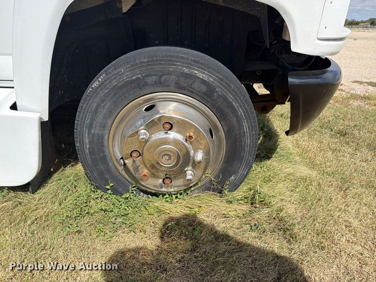 image for item EI7682 2009 Chevrolet C5500 shuttle bus