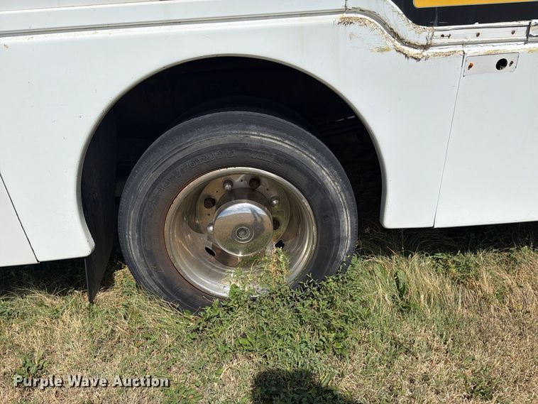 image for item EI7682 2009 Chevrolet C5500 shuttle bus