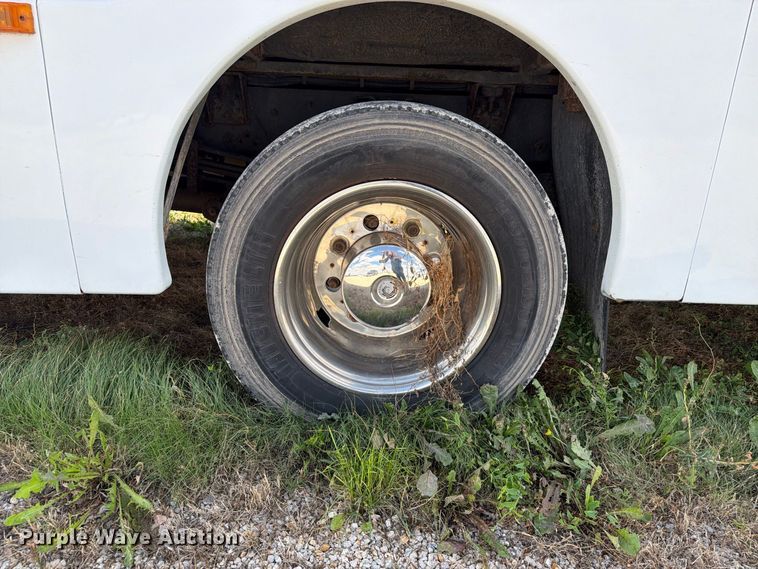 image for item EI7682 2009 Chevrolet C5500 shuttle bus