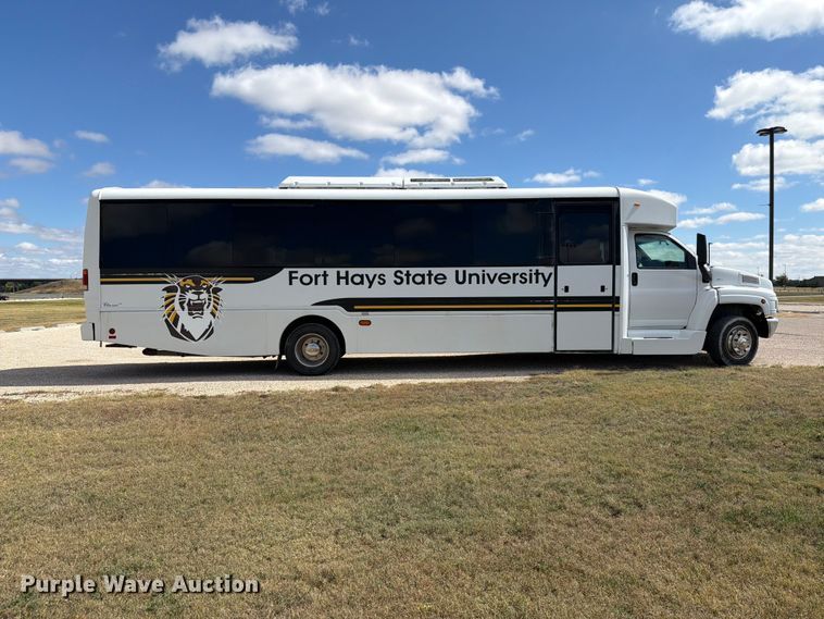 image for item EI7683 2009 Chevrolet C5500 shuttle bus