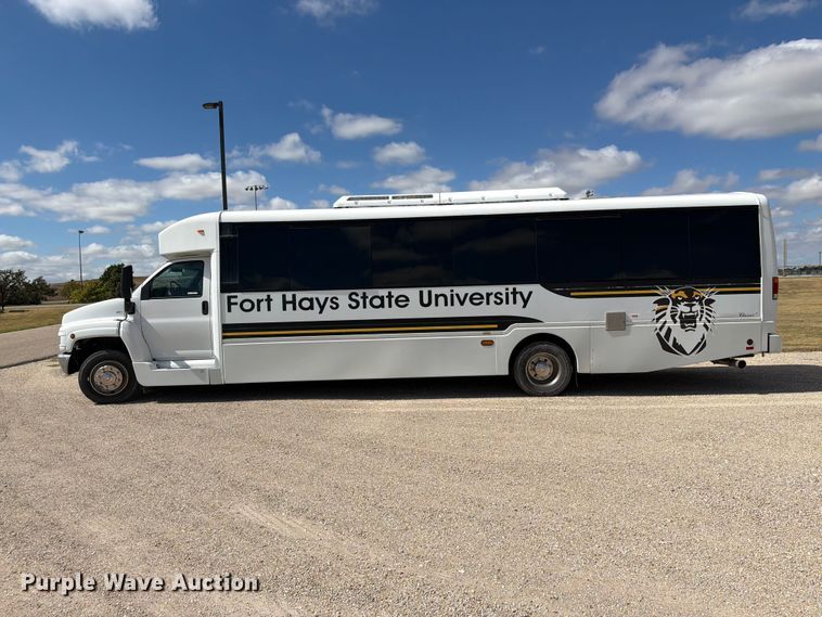 image for item EI7683 2009 Chevrolet C5500 shuttle bus