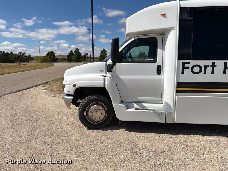 image for item EI7683 2009 Chevrolet C5500 shuttle bus