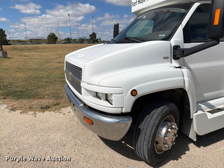 image for item EI7683 2009 Chevrolet C5500 shuttle bus