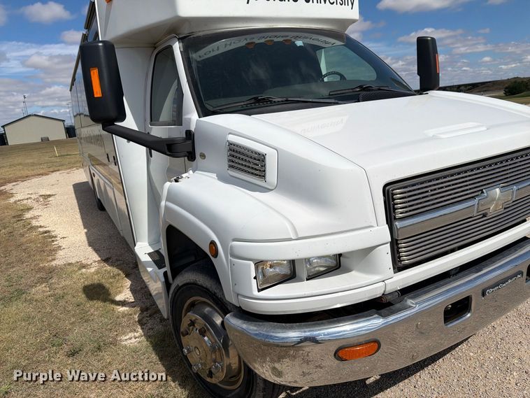 image for item EI7683 2009 Chevrolet C5500 shuttle bus