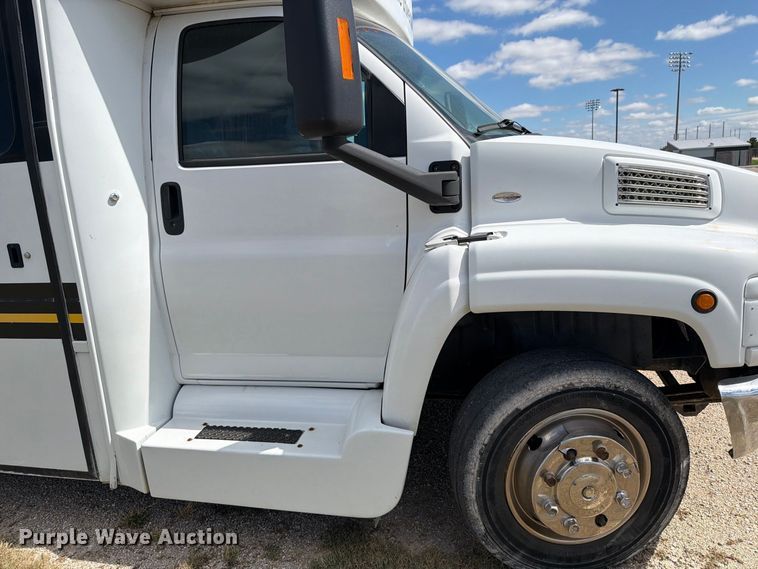 image for item EI7683 2009 Chevrolet C5500 shuttle bus