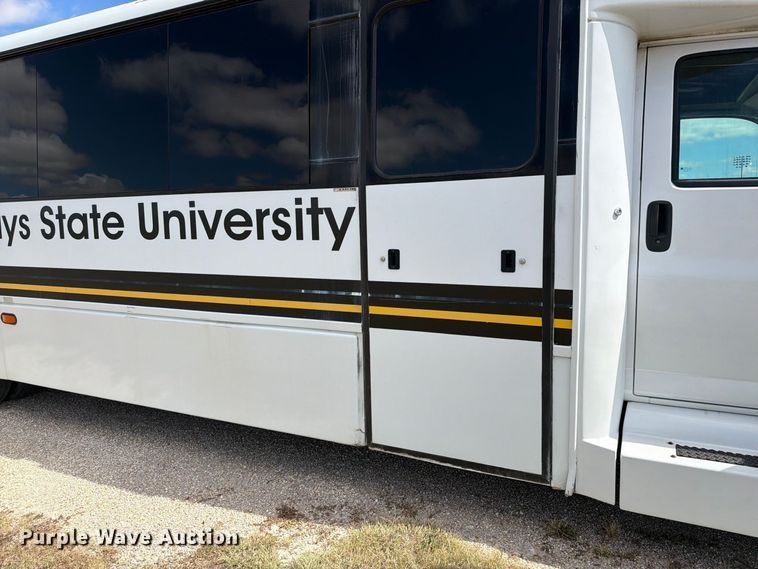 image for item EI7683 2009 Chevrolet C5500 shuttle bus