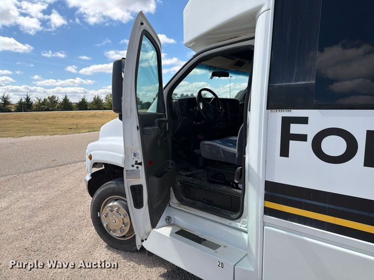 image for item EI7683 2009 Chevrolet C5500 shuttle bus