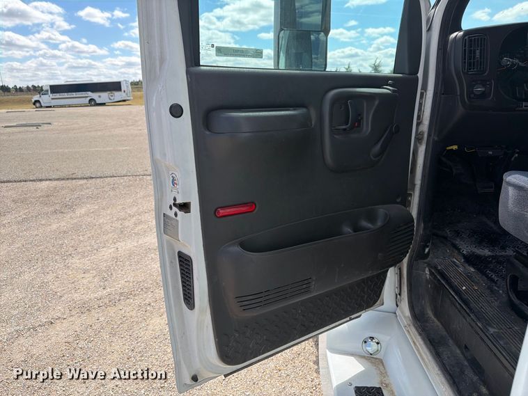 image for item EI7683 2009 Chevrolet C5500 shuttle bus