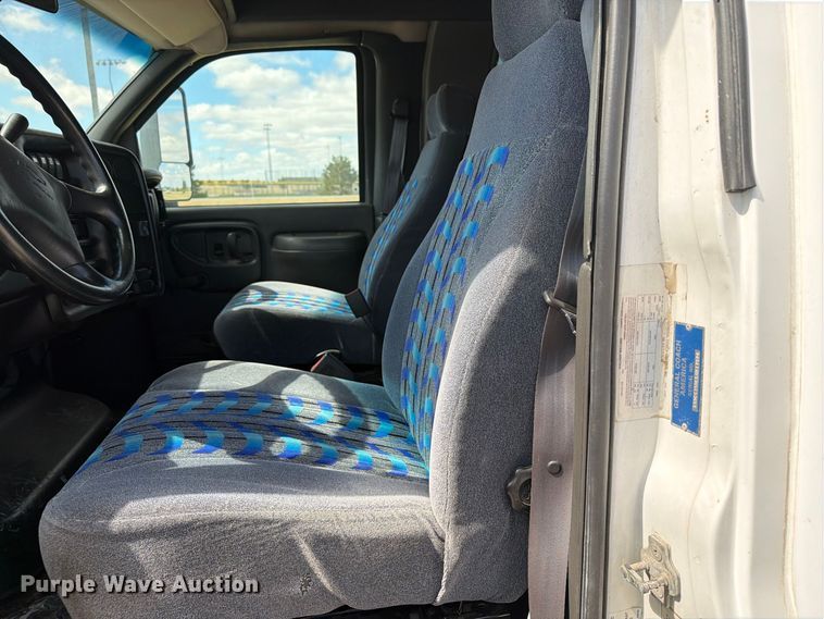 image for item EI7683 2009 Chevrolet C5500 shuttle bus