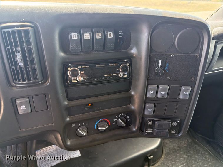 image for item EI7683 2009 Chevrolet C5500 shuttle bus