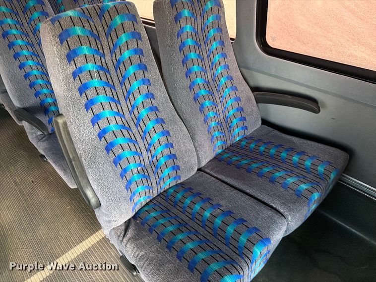 image for item EI7683 2009 Chevrolet C5500 shuttle bus