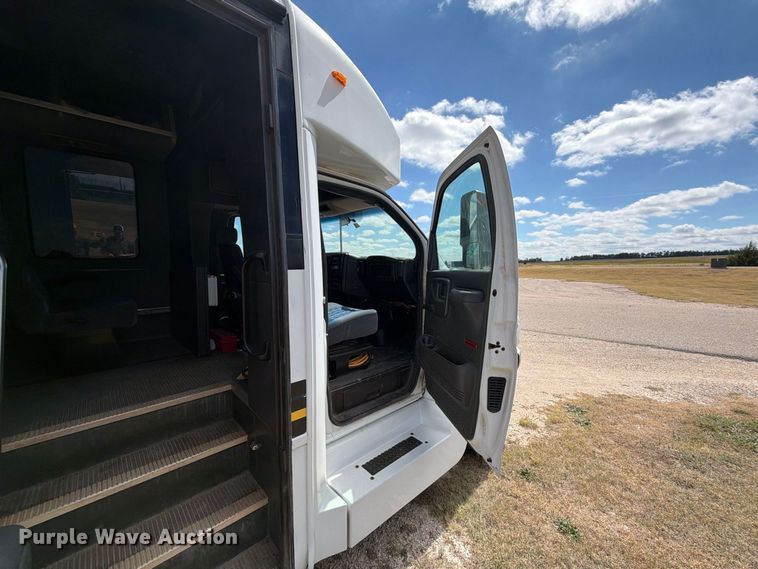 image for item EI7683 2009 Chevrolet C5500 shuttle bus