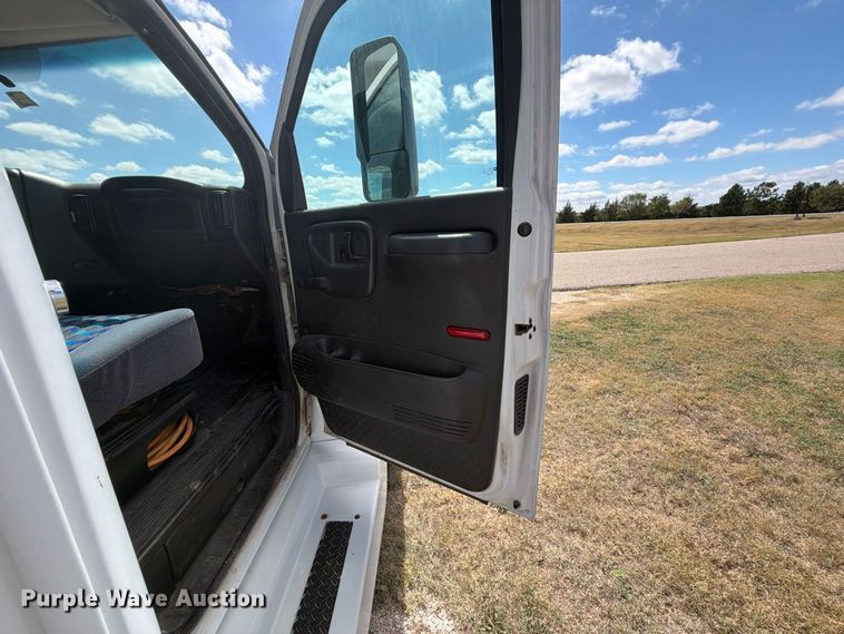 image for item EI7683 2009 Chevrolet C5500 shuttle bus
