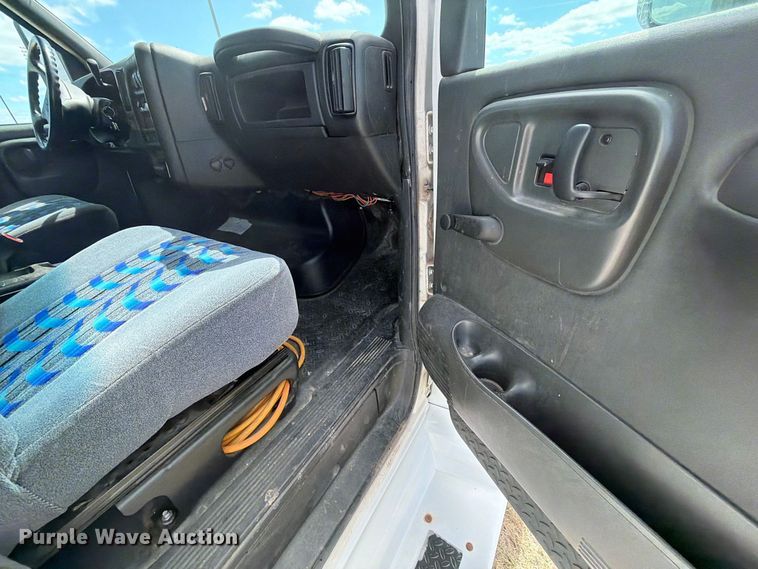 image for item EI7683 2009 Chevrolet C5500 shuttle bus