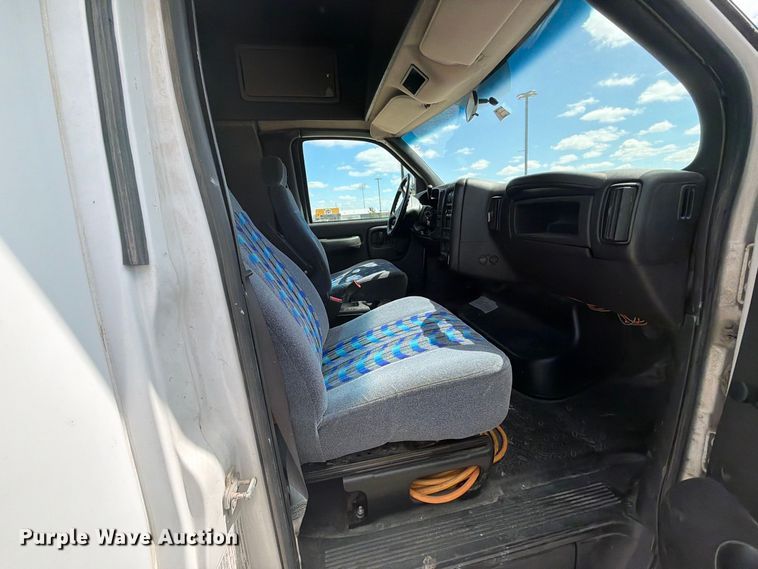 image for item EI7683 2009 Chevrolet C5500 shuttle bus