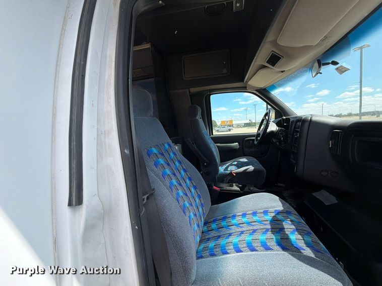 image for item EI7683 2009 Chevrolet C5500 shuttle bus