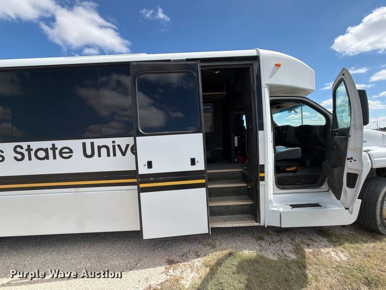 image for item EI7683 2009 Chevrolet C5500 shuttle bus