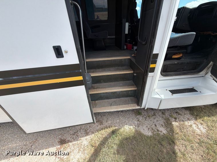 image for item EI7683 2009 Chevrolet C5500 shuttle bus
