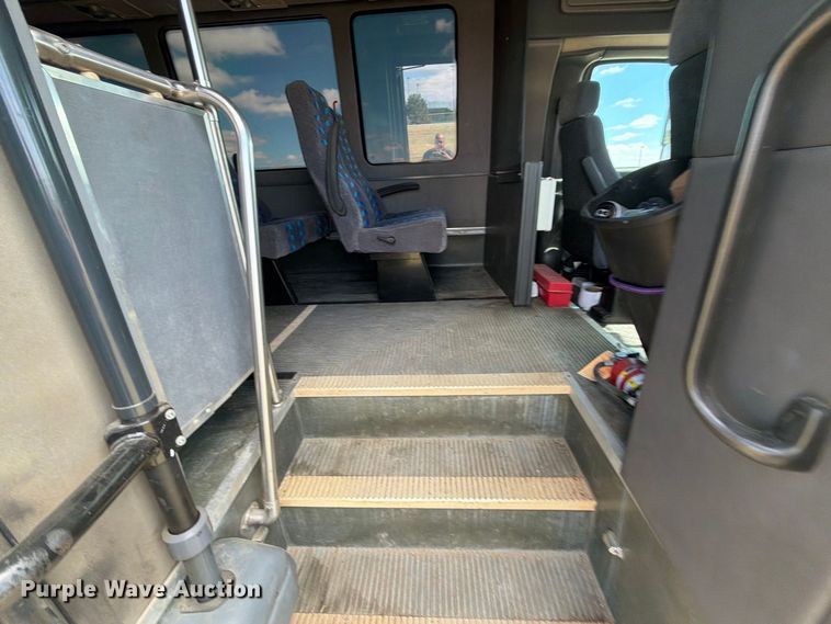 image for item EI7683 2009 Chevrolet C5500 shuttle bus